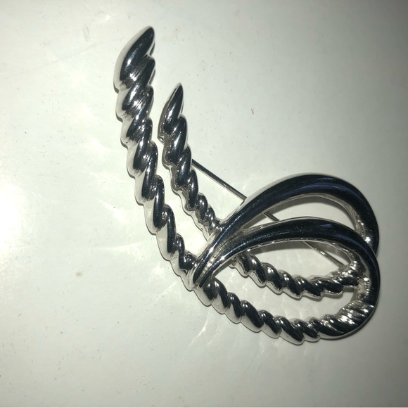 Vintage Trifari elegant J ribbon twist brooch,modernist statement brooch-used - Picture 4 of 5
